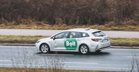 Sypią się mandaty dla przewoźników z aplikacji. Warszawscy policjanci tłumaczą