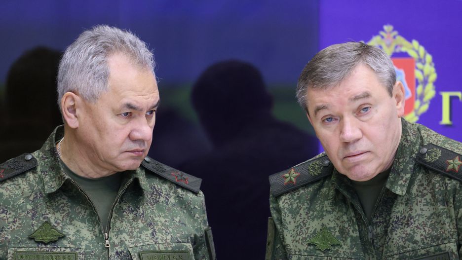 (FILE) - Russian Defence Minister Sergei Shoigu (L) and chief of the Russian General Staff Valery Gerasimov (R) during a visit by Russian President Putin to the joint headquarters of the military branches of the Russian armed forces involved in the so-called 'special military operation' in Ukraine, at an undisclosed location in Russia, 17 December 2022 (reissued 12 January 2023). The Russian Defence Ministry on 11 January 2023 said that General Valery Gerasimov was assigned to lead the Russian so-called 'special military operation' in Ukraine, replacing General Surovikin who led the operations since October. Russian troops on 24 February 2022 entered Ukraine territory, starting an armed conflict that has provoked destruction and a humanitarian crisis. EPA/GAVRIIL GRIGOROV/SPUTNIK/KREMLIN / POOL MANDATORY CREDIT Dostawca: PAP/EPA.