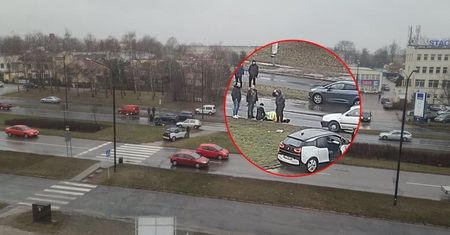 Wypadek na al. Witosa. Kierowca volkswagena potrącił pieszą. Droga zablokowana