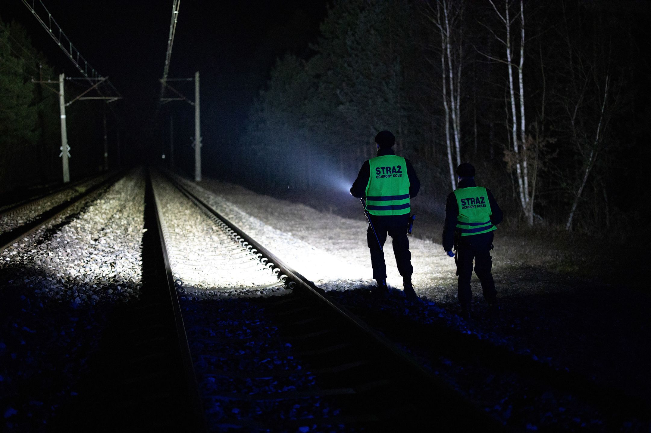 Pobita kobieta leżała przy torach. O krok od tragedii