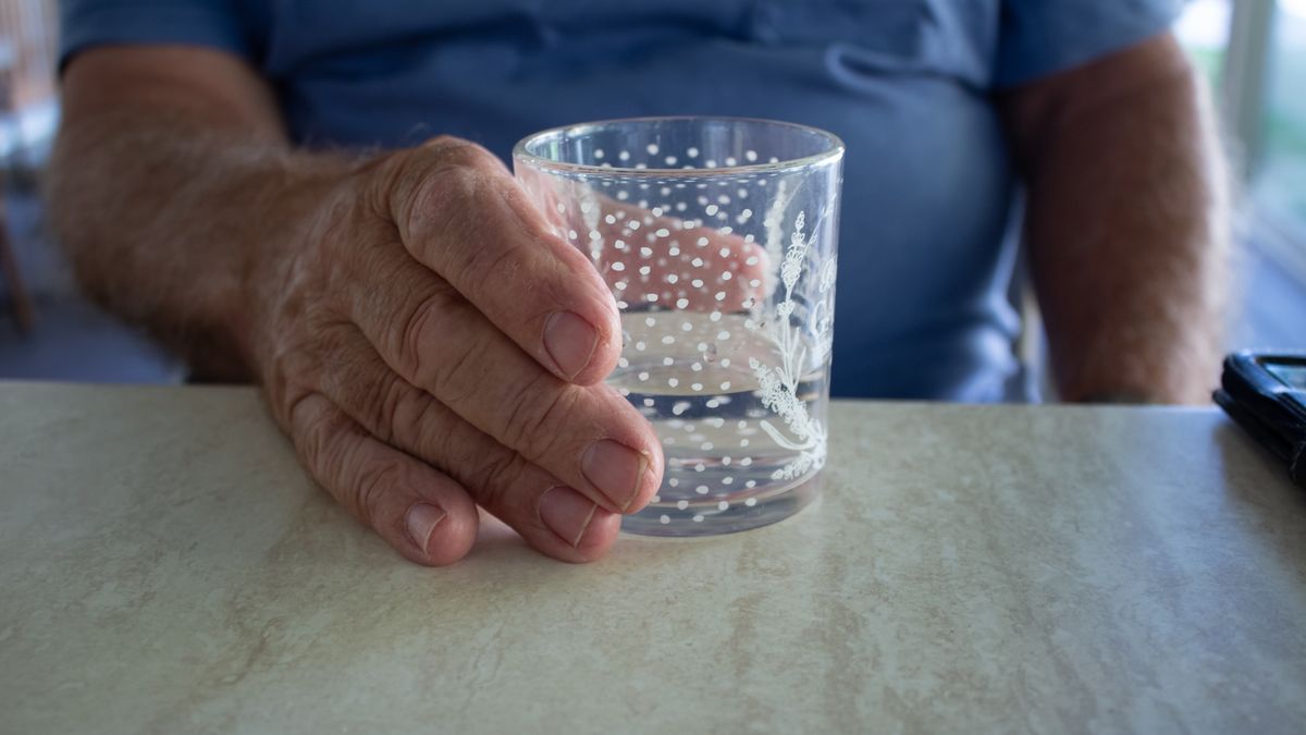Glass of water
Man holding a glass of water
Illustratrice