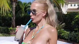 Aneta Glam w bikini sączy koktajl, mocząc nogi w basenie. Niezła forma?