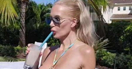 Aneta Glam w bikini sączy koktajl, mocząc nogi w basenie. Niezła forma?