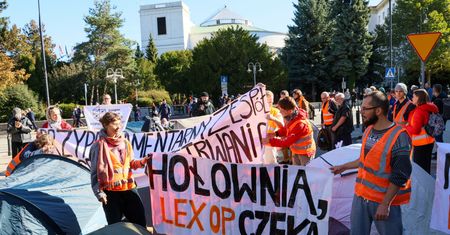 Ostatnie Pokolenie okupuje Sejm. Rozbili namioty