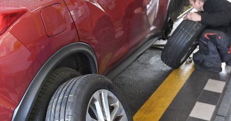 Wymiana opon na letnie może grozić mandatem. "Lepiej poczekać" - radzi policja