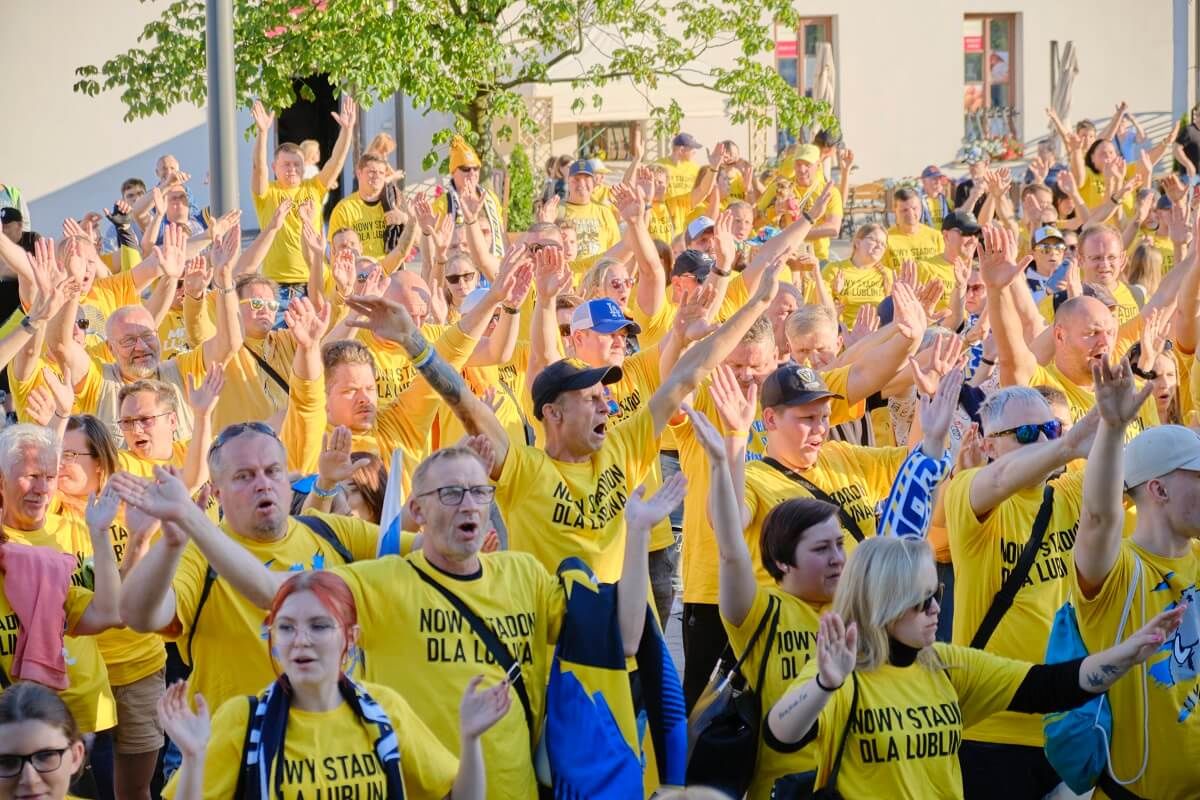 Manifestacja kibiców żużlowego Motoru Lublin na placu Litewskim
