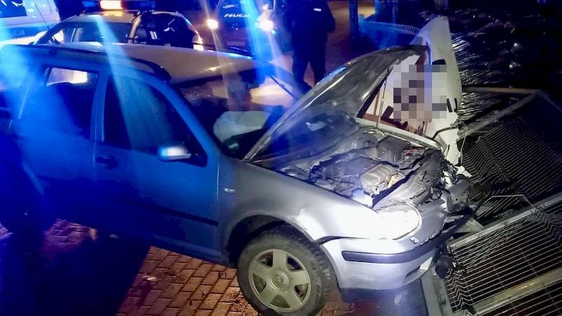 Kierowca zakończył ucieczkę na bramie