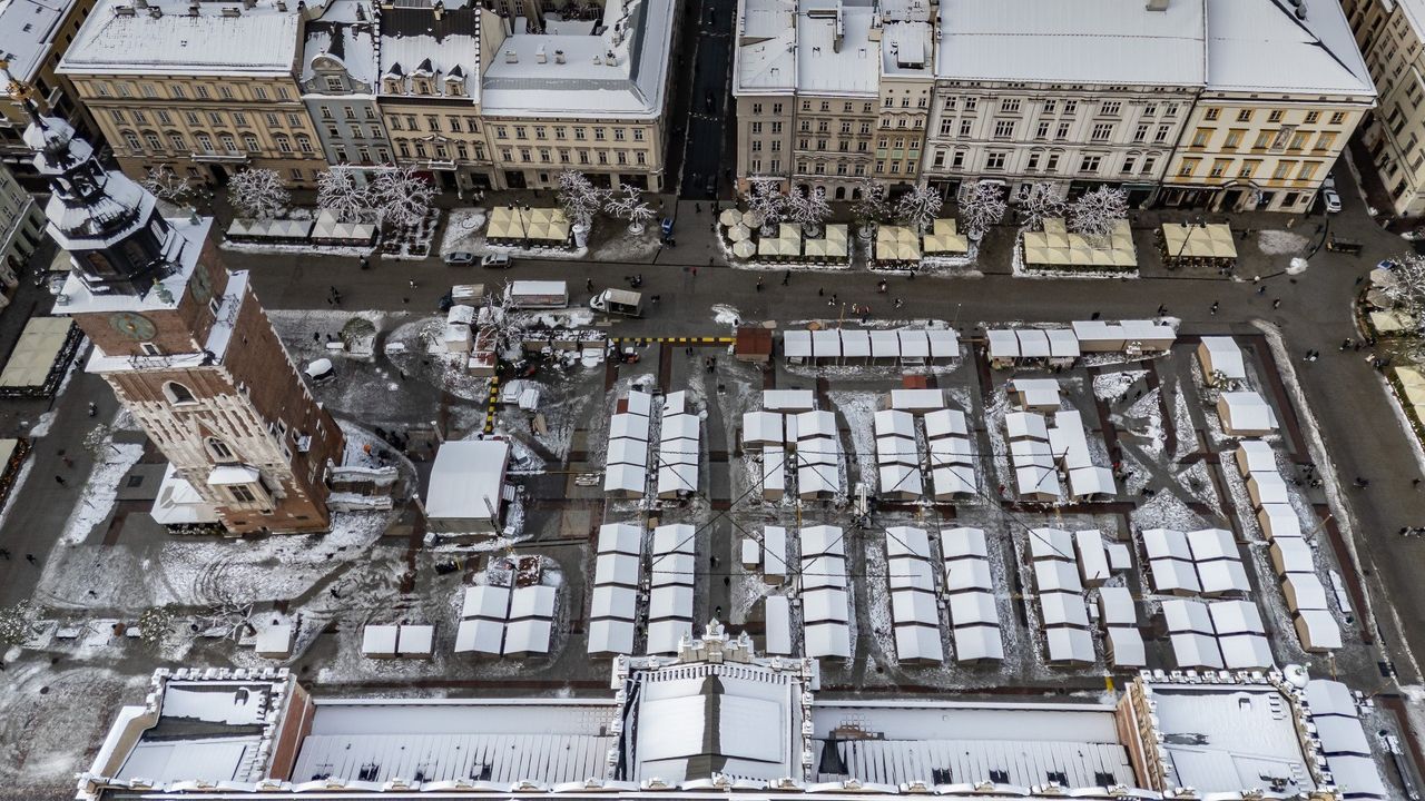 Kraków: Rusza budowa stoisk na Jarmarki Bożonarodzeniowe 2025