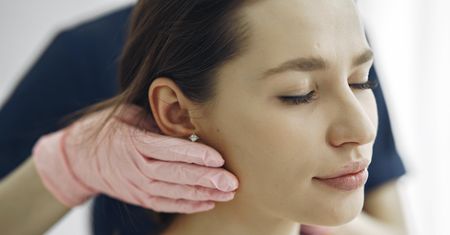 Mezoterapia mikroigłowa. Jakich efektów można się spodziewać i czy istnieją przeciwwskazania?