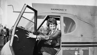 Amelia Earhart jako pierwsza kobieta na świecie pokonała samolotem Ocean Atlantycki.