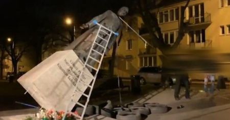 Zdemolowany pomnik ks. Jankowskiego. Ruszył proces sądowy
