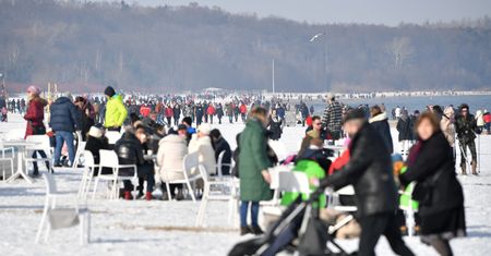 Koronawirus. Zamknięte granice, hotele tylko dla dorosłych. Rząd szykuje lockdown wersja 2.1