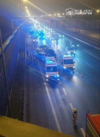Zderzenie trzech pojazdów, podczas zmiany pasa ruchu na autostradzie A2. Kierująca ukarana mandatem