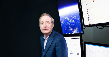 Atak Rosji na Ukrainę. "To pierwsza w historii poważna wojna hybrydowa"