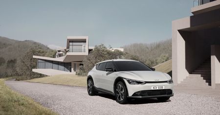 Kia pokazała pierwsze zdjęcia EV6. Nowy design bez tygrysiego nosa, ale z tyłem od astona martina