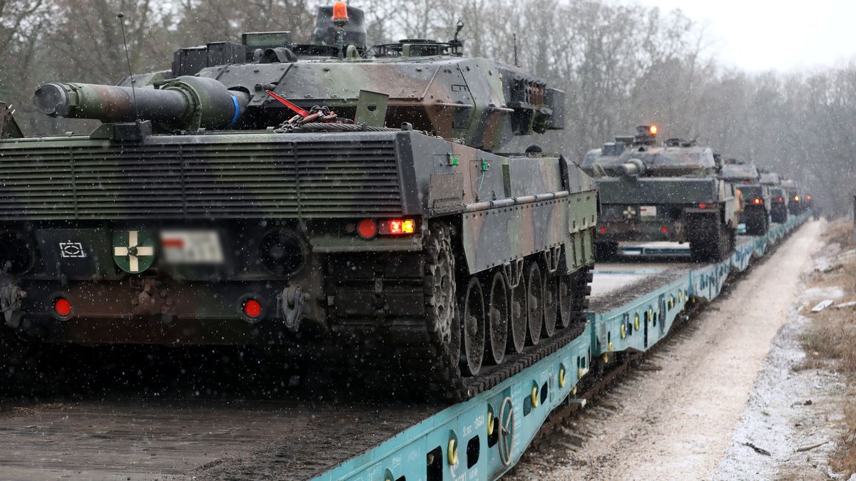 Czołgi Leopard 2A5 z brygady w Wesołej w drodze na ćwiczenia poligonowe