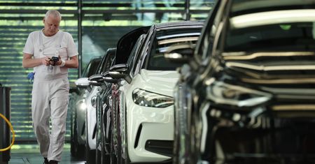 Niemcy tną zatrudnienie. Samochody elektryczne coraz większym rozczarowaniem