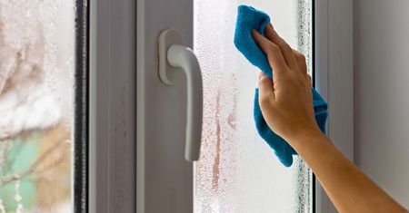 Nie musisz nic stawiać na parapecie. Przetrzyj okna, a kropelki wody znikną