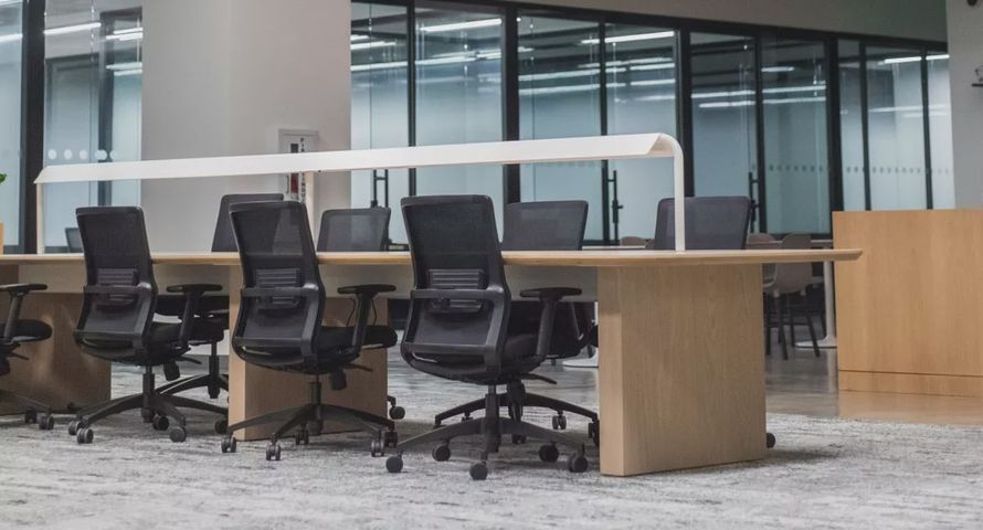 ChatGPT ściął o 1/3 liczbę miejsc pracy dla juniorów