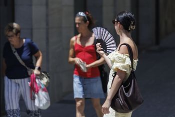 Już się zaczyna. Alerty i tropikalne noce w turystycznym kraju