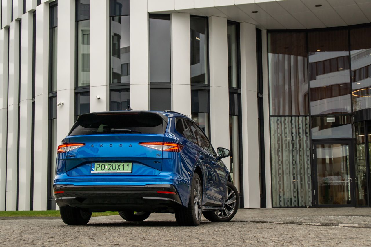 Škoda Enyaq może przyjąć prąd o mocy 125 kW, co oznacza, że do 80 proc. naładujecie się w 38 min. Czyli nieco dłużej, niż zajmie wam przerwa na toaletę i zjedzenie obiadu