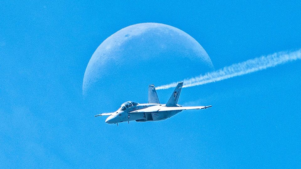 Odrzutowiec na tle Księżyca wygląda, jak zamknięty w bańce 1