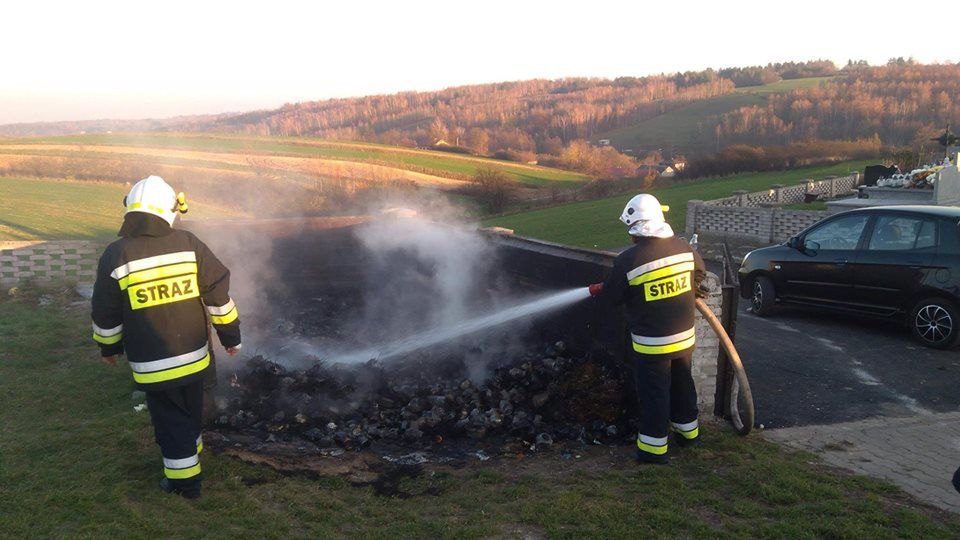 Pożar śmietnika na cmentarzu w miejscowości Mychów