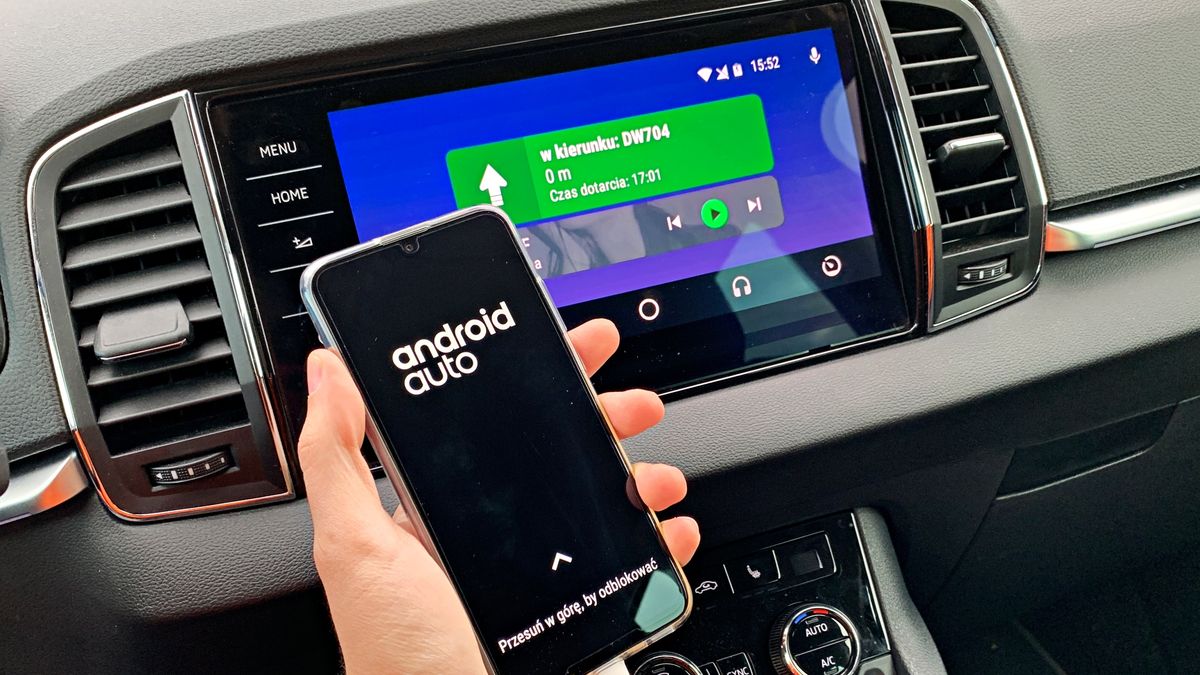 Android Auto uruchomiony w Skodzie Karoq. Duży wyświetlacz podnosi komfort korzystania z oprogramowania Google.