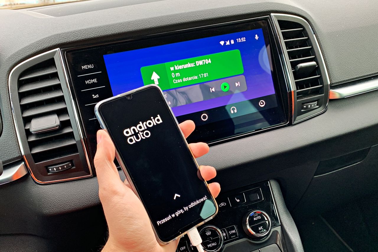 Android Auto uruchomiony w Skodzie Karoq. Duży wyświetlacz podnosi komfort korzystania z oprogramowania Google.