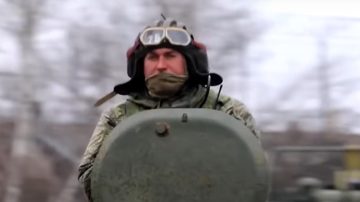 Jeden z rosyjskich żołnierzy biorących udział w wojnie w Ukrainie. "Ukraińska Prawda" donosi, że wielu rannych Rosjan trafia do szpitali na Białorusi, gdzie zaczyna brakować krwi 