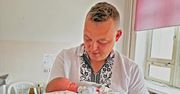 W wieku 38 lat został dziadkiem. Ludzie zadają mu krępujące pytania