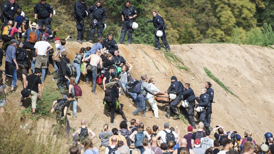 Bójki i szarpaniny z policją trwają od lat, ale tak poważnie jeszcze w Hambach nie było