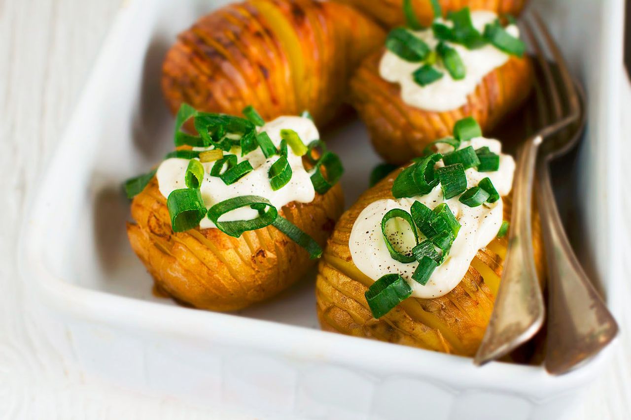 Ziemniaki Hasselback. Pieczone ziemniaczki z dodatkami