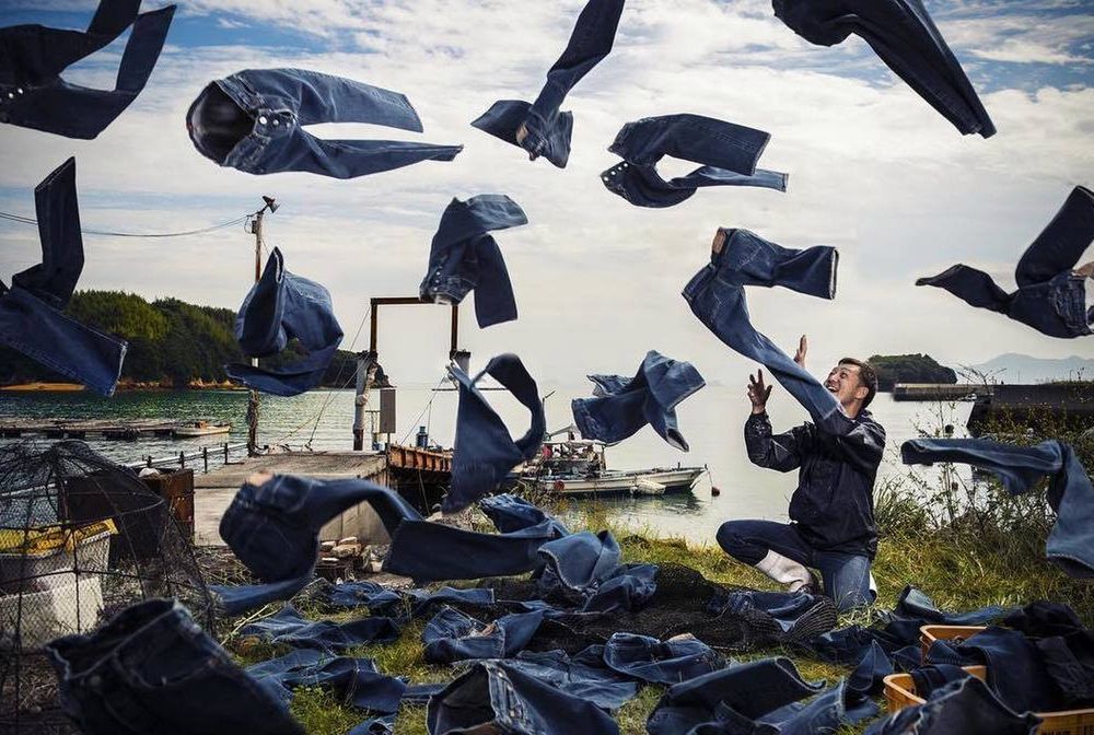 Skupują spodnie znoszone przez rybaków