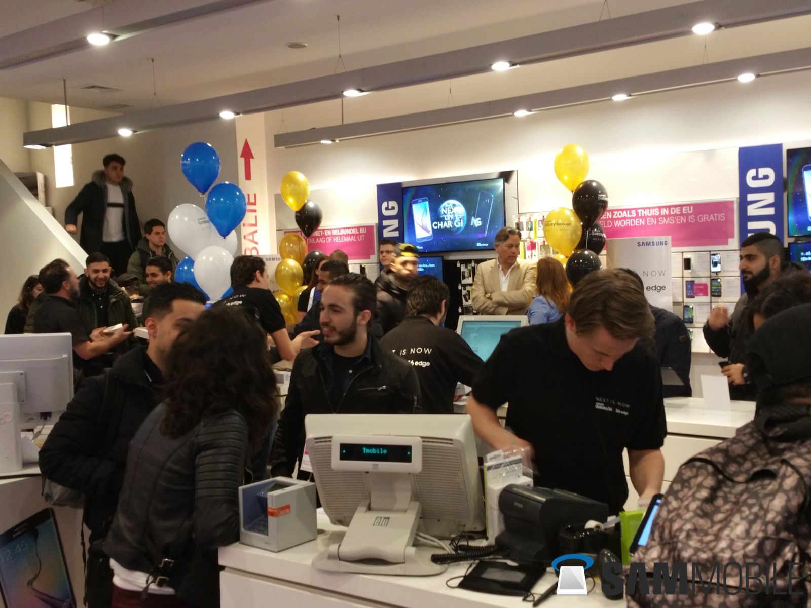 Ruszyła sprzedaż Galaxy S6 i S6 edge, a pod sklepami ustawiają się kolejki. Brzmi znajomo? 4