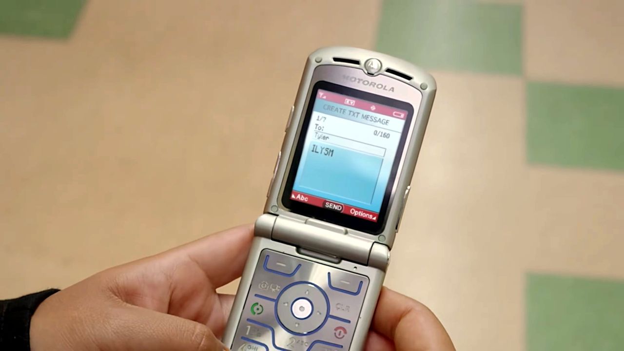 Motorola RAZR V3, czyli najpopularniejsza klapka na świecie [Podróż w czasie]