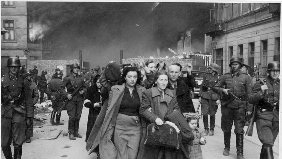 Fotografia z Raportu Stroopa. Oryginalny niemiecki podpis: „Siłą wydobyci z bunkrów”