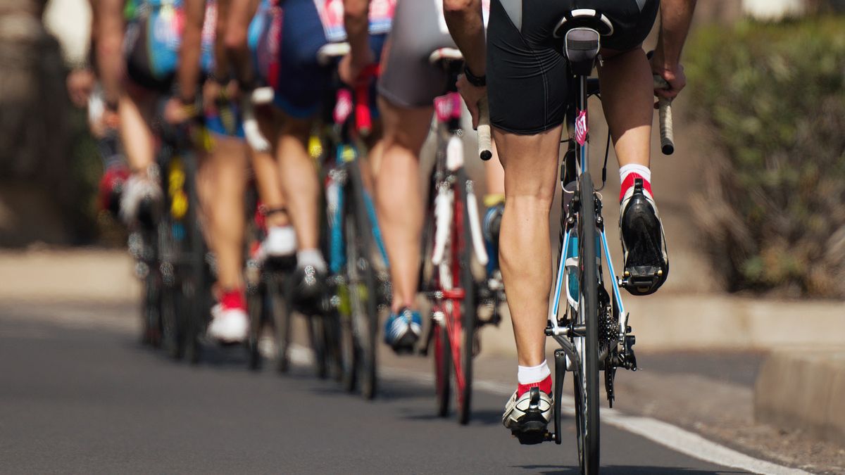 Kolarze w czasie wyścigu na szosie