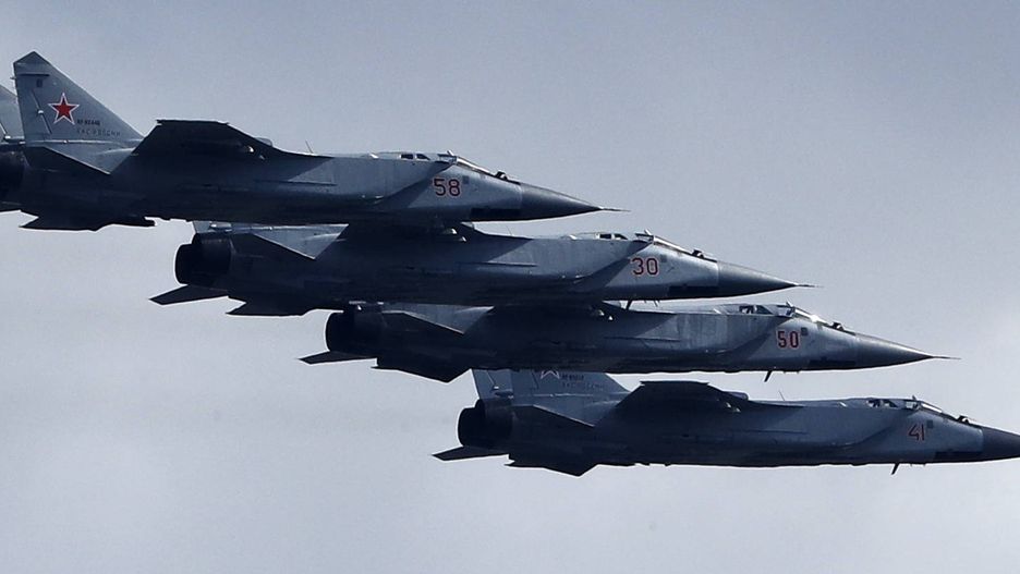 Rehearsal for a military parade in Moscow
epa07546352 Russian Mikoyan MiG-31 supersonic interceptor aircraft fly above the Kremlin during the rehearsal for a military parade at the Red Square in Moscow, Russia, 04 May 2019. he Victory Day parade on 09 May 2019 marks the 74th anniversary since the capitulation of Nazi Germany.  EPA/SERGEI ILNITSKY 
Dostawca: PAP/EPA.
SERGEI ILNITSKY