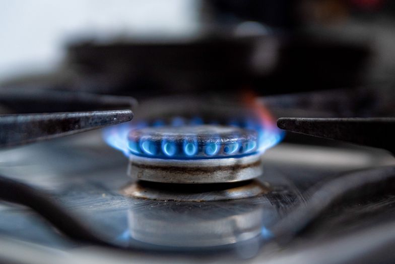 BARCELONA, SPAIN - 2022/10/08: A gas stove lets off a blue flame inside a household kitchen in Barcelona. Due to Russia's invasion of Ukraine gas prices have reached record highs in 2022, causing inflation and soaring prices for a number of products. The energy crisis has forced some governments in Europe to take measures to curb prices and help consumers pay the bills. (Photo by Davide Bonaldo/SOPA Images/LightRocket via Getty Images)