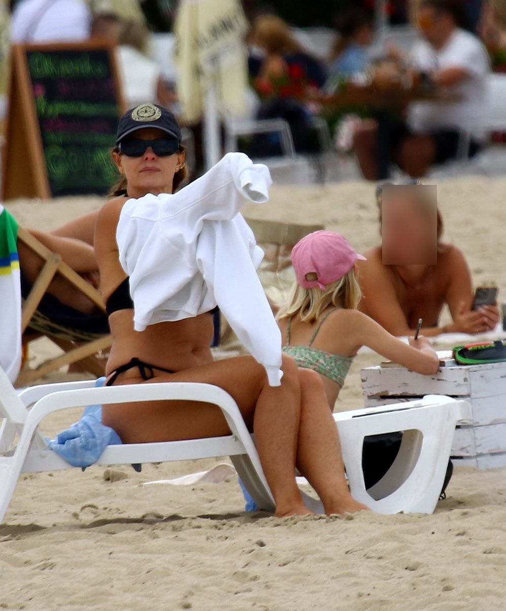 Ewa Skibińska opala się nad Bałtykiem w kusym bikini
