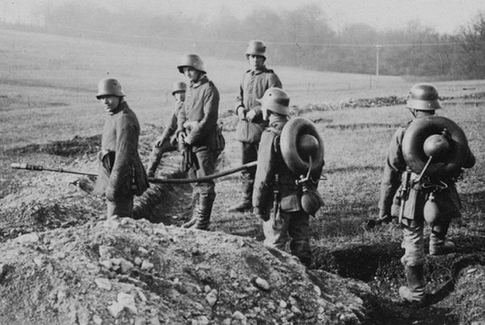 Żołnierze niemieccy z miotaczem ognia