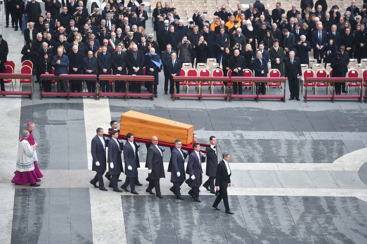 Wierni zareagowali oklaskami na wyniesienie trumny z ciałem Benedykta XVI