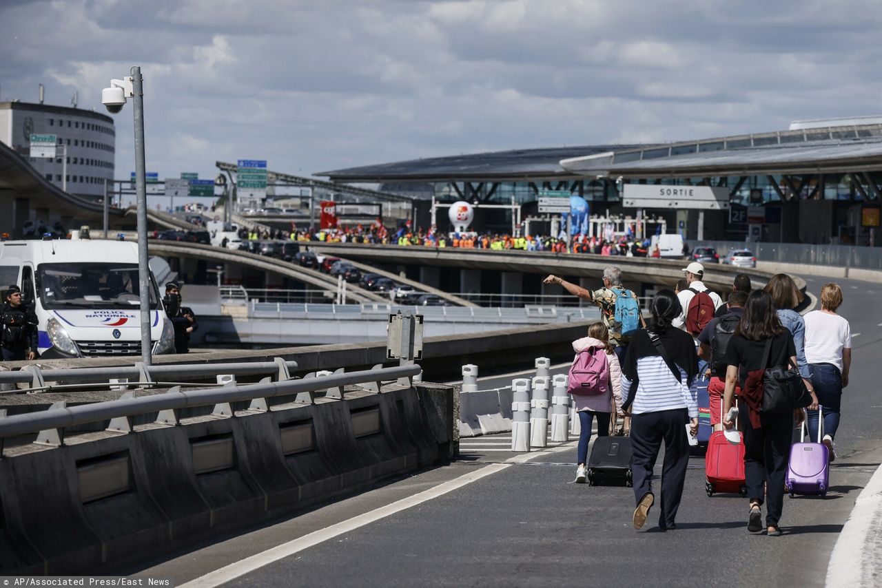 Interwencja policji na podparyskim lotnisku. Zastrzelono uzbrojonego mężczyznę