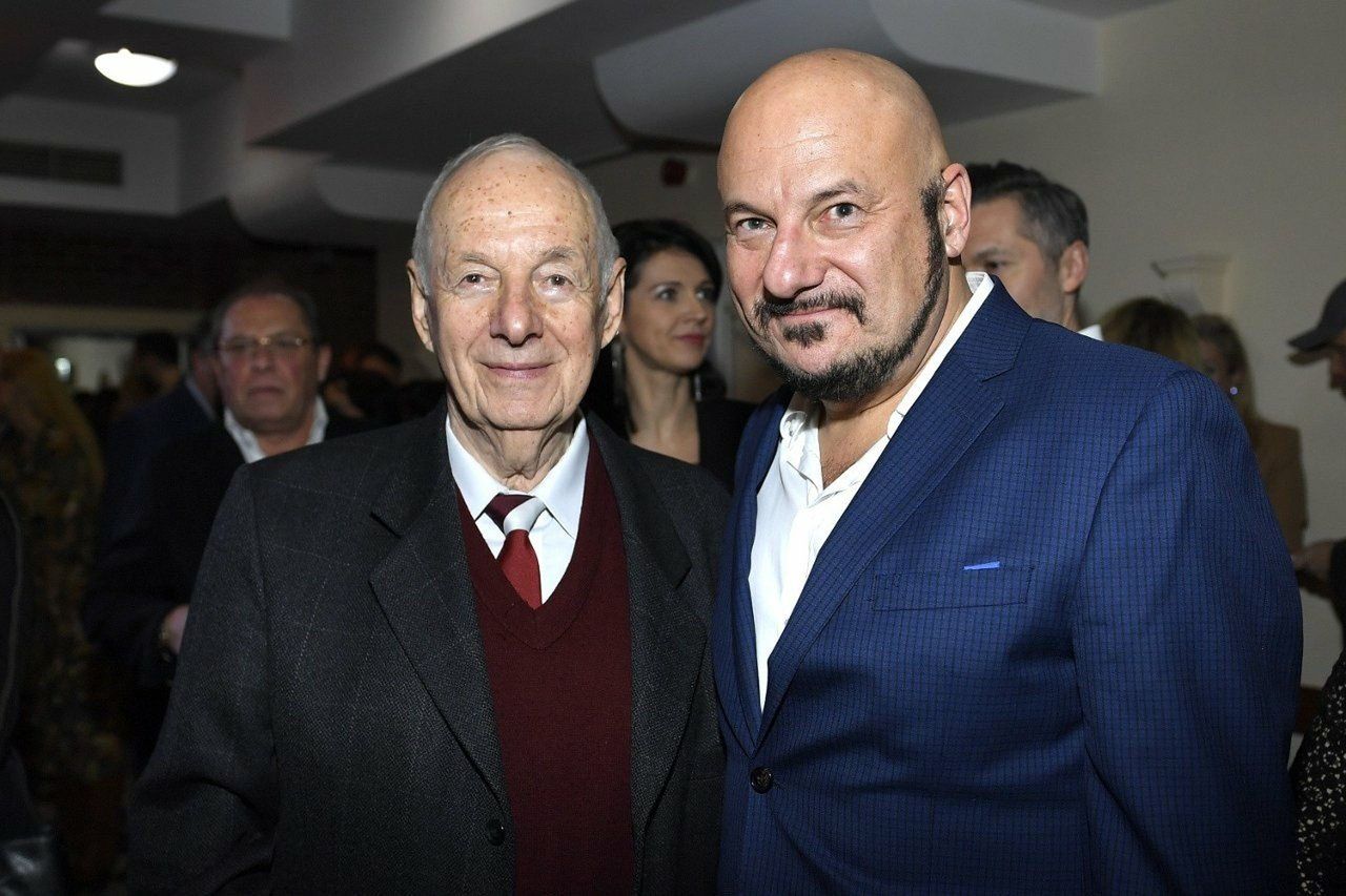 Na zdjęciu Piotr Gąsowski z ojcem na premierze &#34;Mężczyźni są z Marsa, kobiety z Wenus&#34;. Rok 2019.