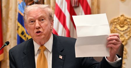 "Znosi cła, które sam nałożył". Zwrot Trumpa z powodu wysokich cen