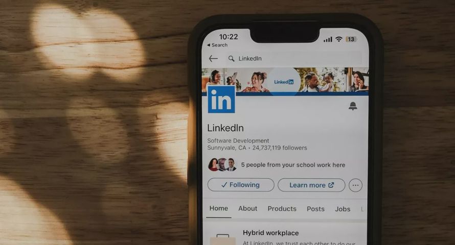 Grzechy i błędy LinkedIna, który nie jest aż tak "hot", jak może się wydawać [FELIETON]