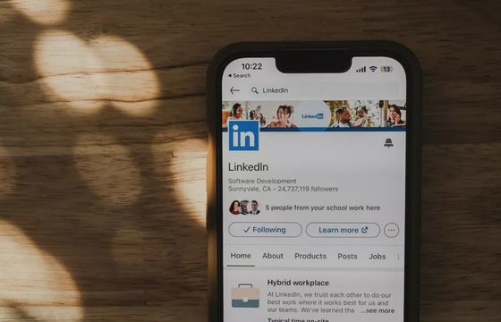 Grzechy i błędy LinkedIna, który nie jest aż tak "hot", jak może się wydawać [FELIETON]