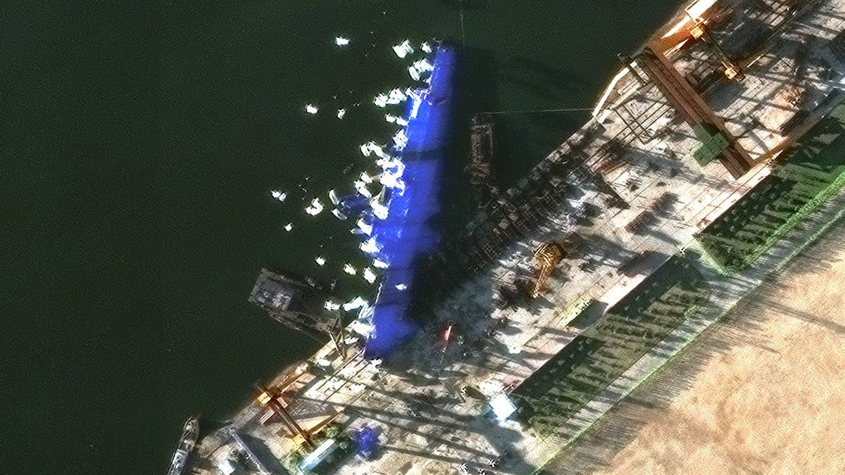 Tajemnicze "balony" wokół okrętu Kima. Mają pomóc w naprawie?