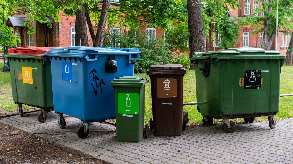 Władze Warszawy przeszacowały wysokość opłat za odbiór śmieci w 2022 r. 